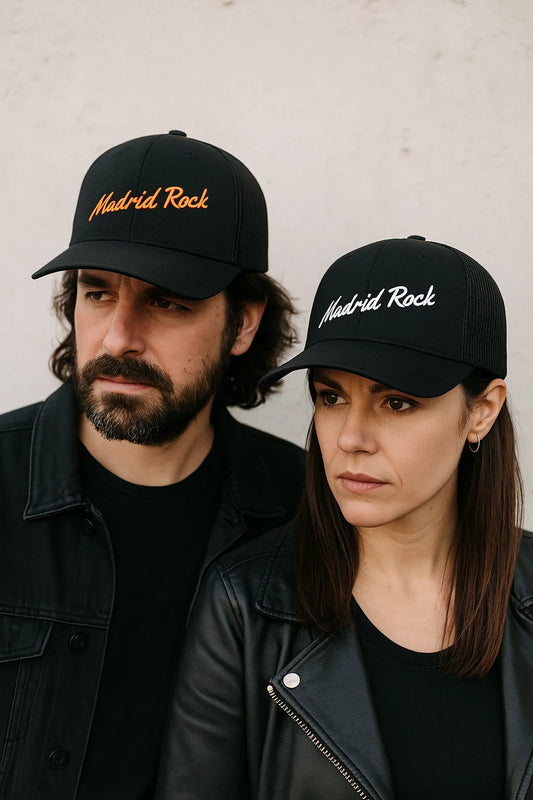 Gorra Negra con logo de Madrid Rock en Blanco
